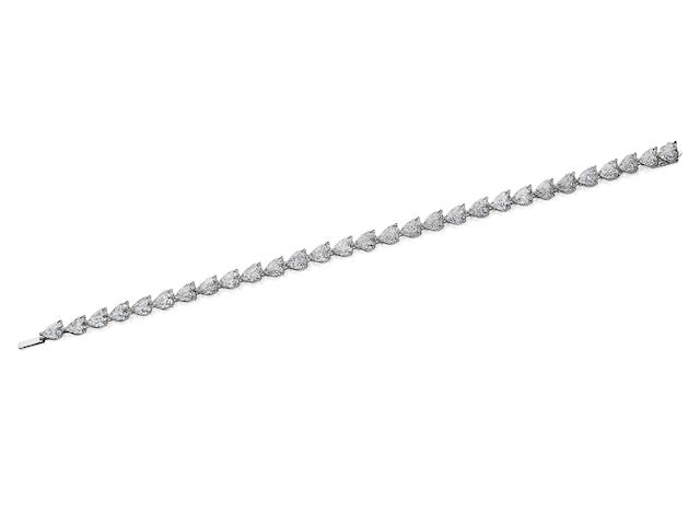 15 carat heart shape diamond tennis bracelet in platinum, laid flat